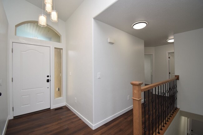 Photo - Newly Remodeled Magna Gem with New Appliances & Easy Freeway Access!!