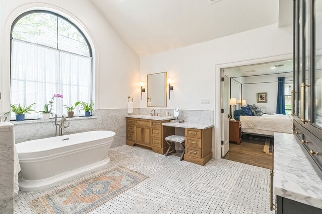 Building Photo - 4810 Middle Falls Dr