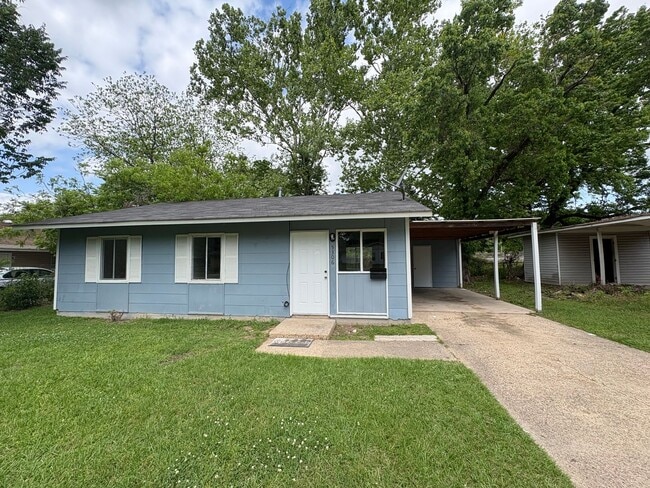 Building Photo - Amazing 3 bedroom/1 bath home with huge kitchen & Central Air/heat