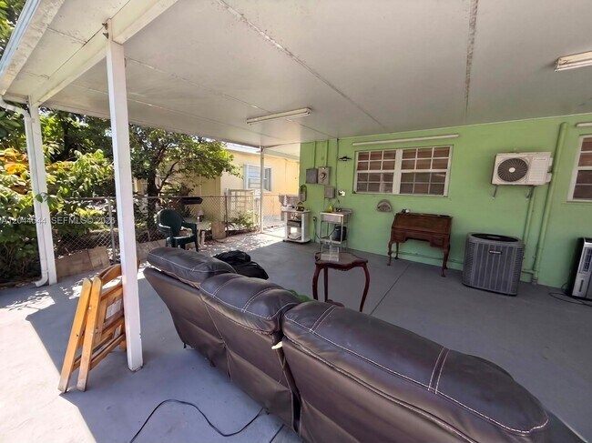 Photo - 974 SE 1st St