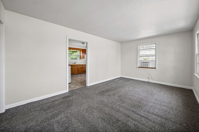 Photo - 3 Bedroom Home For Rent Near Lowes On Madison Street!