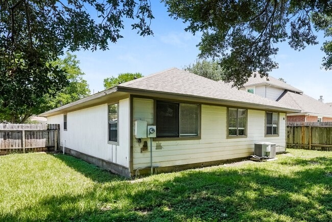 Building Photo - 6395 Crossway Dr