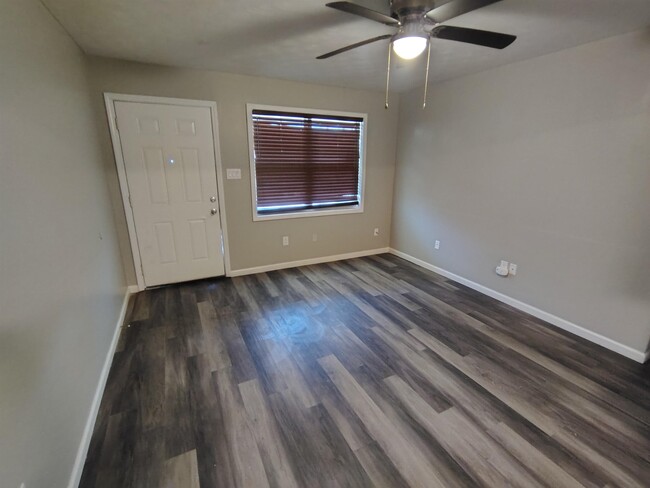 Photo - 802 PENDLETON St Townhome