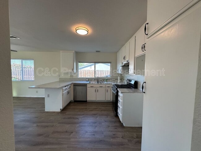 Photo - 823 Aspen St