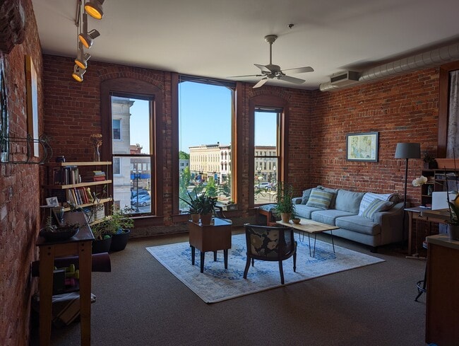 Building Photo - 117 N Market St Unit 200