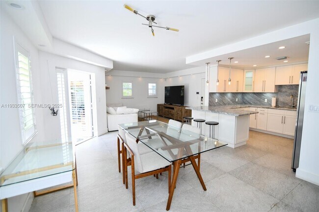 Building Photo - 2918 Bird Ave Unit 5