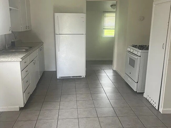 Photo - 214 W Rosa St
