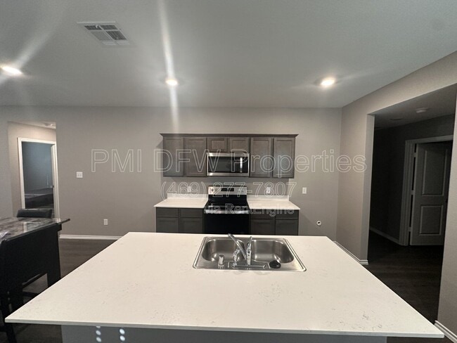 Photo - 2530 Russell St