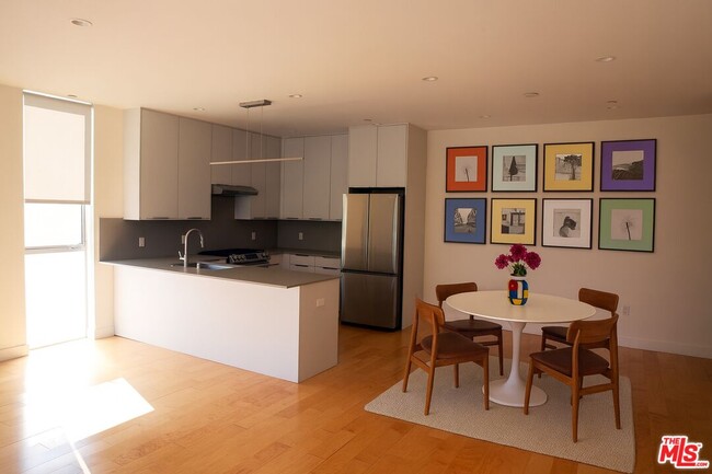 Building Photo - 4826 Franklin Ave Unit 5