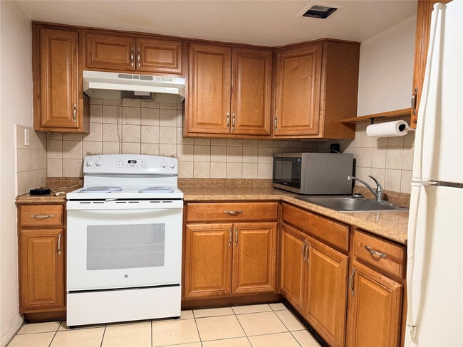 Building Photo - 1729 Moffett St Unit 17