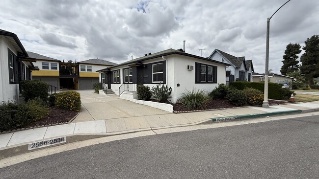 Building Photo - 2540 W Ramona Rd Unit A