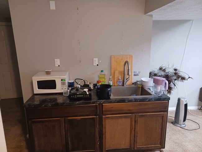 Cocina pequeña. Se añadirá un armario superior. - 611 Buckingham Ln Unidad Basement Apartment