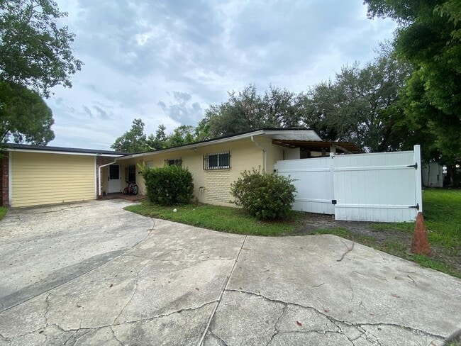 Building Photo - 830 Royal Oak Dr