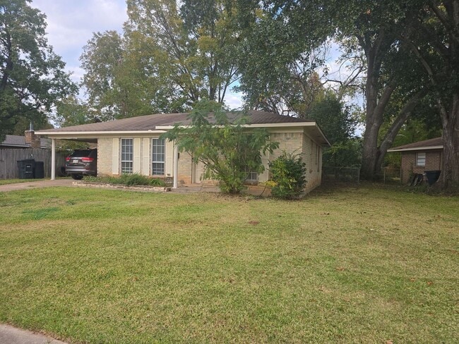 Building Photo - Refurbished - 3 bdrm 1.5 bath