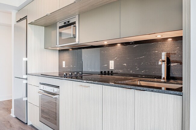 Photo - 585 Bloor St E