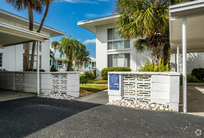 Entrada - Martinique North Condominiums
