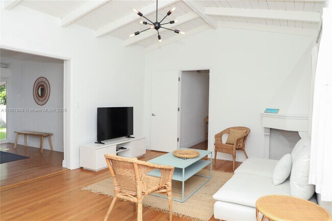 Photo - 460 NE 76th St