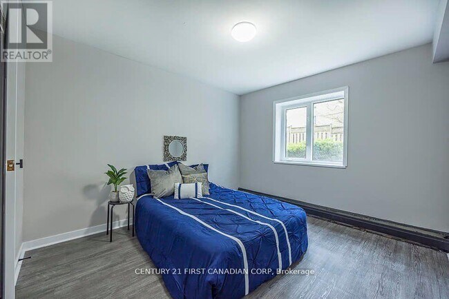 Photo - 871 Adelaide St N