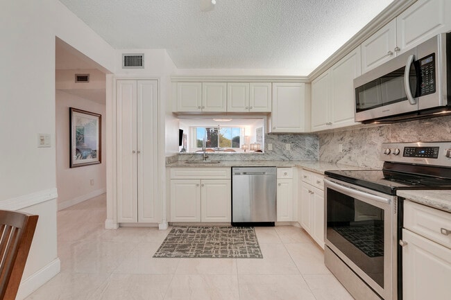 Photo - 6698 10th Ave N Unidad 320