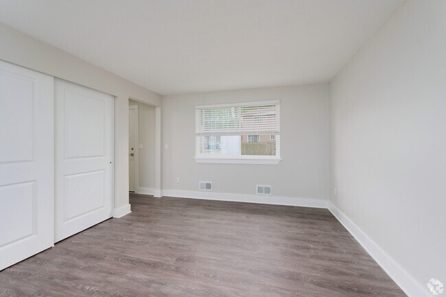 2BR, 1.5BA - 1,047SF - Living Room