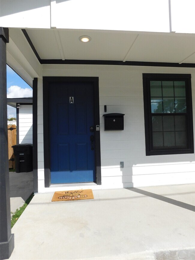 Photo - 7109 Avenue L