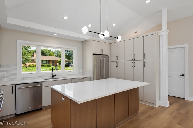 Photo - 137 W Chicago Ave