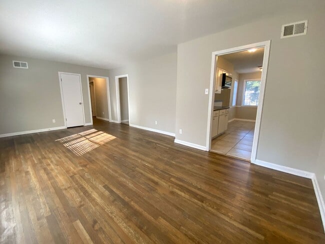 Photo - 3 bed, 2 bath near Yale and Raleigh Millington Rd in Raleigh / $250 gift card offer with 12/31/25...