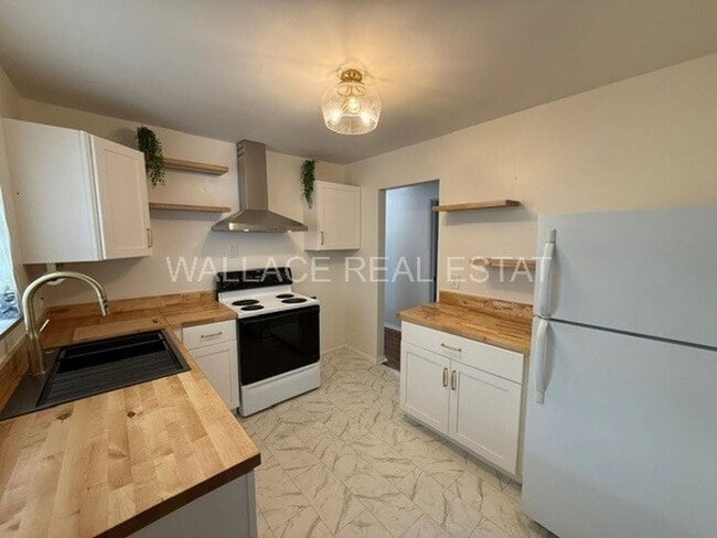 Photo - ADORABLE HOUSE IN SoKno WITH 3 BEDROOMS!!