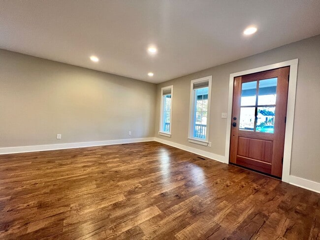 Updated 3 Bed, 2 Bath Cottage in Heart of Lockeland Springs w/ 1 Car Garage - Updated 3 Bed, 2 Bath Cottage in Heart of Lockeland Springs w/ 1 Car Garage