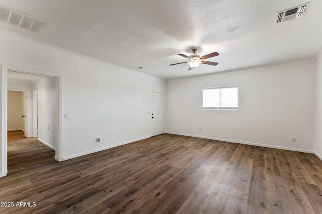 Photo - 524 W 11th St