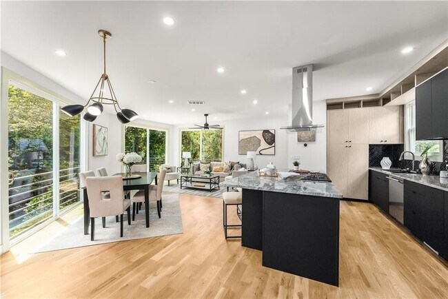 Photo - 335 Eureka Dr NE