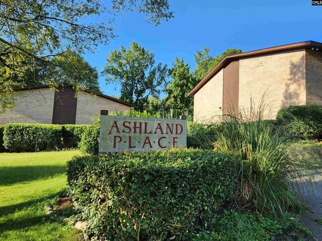 Building Photo - 721 Deerwood St