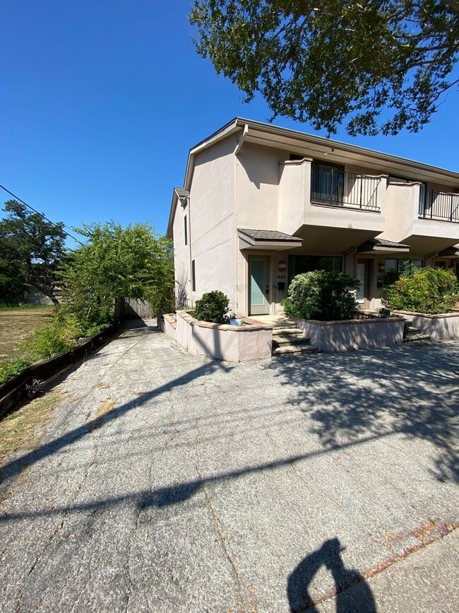 Building Photo - Alamo Heights Gem ~  2 / 2.5 Multi-Level C...