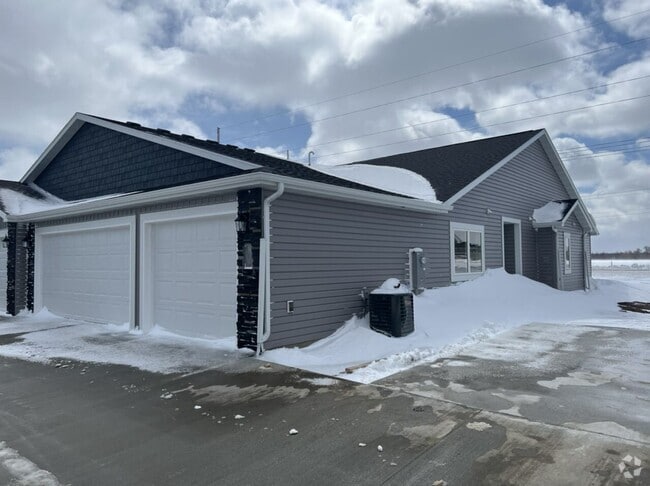 Building Photo - TWIN HOME IN SOUTH BISMARCK W/ HUGE 3 STAL...