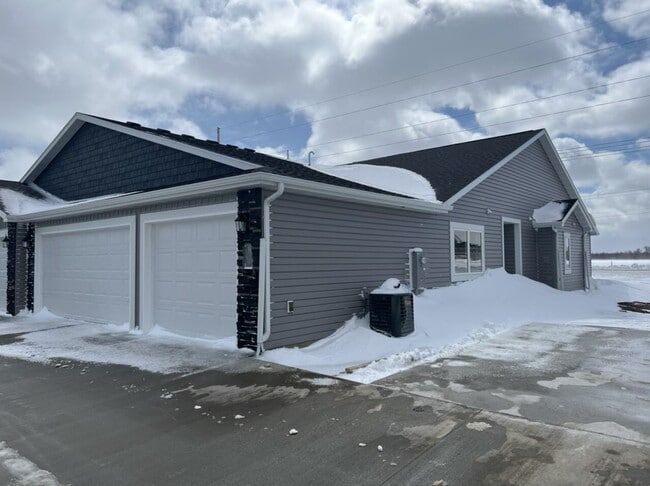 TWIN HOME IN SOUTH BISMARCK W/ HUGE 3 STAL... - TWIN HOME IN SOUTH BISMARCK W/ HUGE 3 STAL...