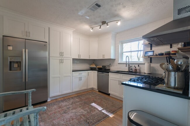 Photo - Beautiful 3BD/2BA Home in the Kensington Square community in Roswell.