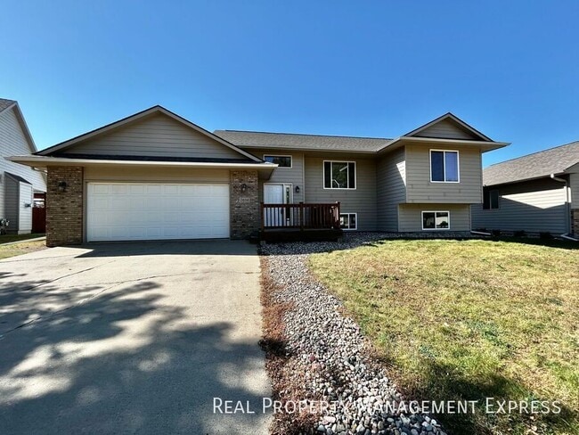 Building Photo - Spacious 5-Bedroom Gem with Open Concept &... Rental