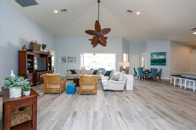Photo - 1480 Curlew Ave
