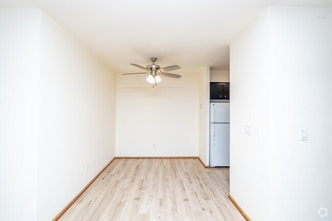 1BR, 1BA - 750SF - Dining Room - Carriageway