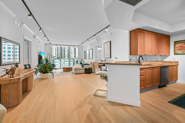 Photo - 350 SE 2nd St Unidad 1150