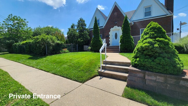 Private Entrance - 63 Hamilton Ave Apartments Unit 2
