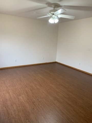 Living room floor is vinyl plank - 405 Franklin St Unidad 2