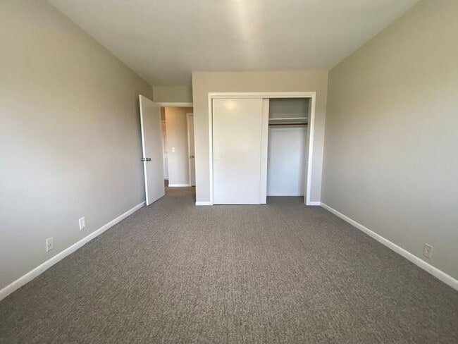 Photo - Remodeled 1 Bedroom Apartment!!! Walk to t...