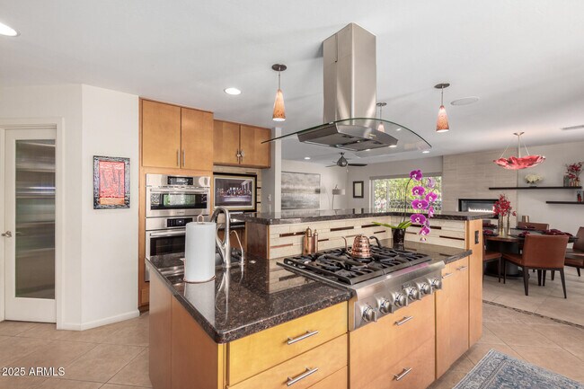 2909 E Las Rocas Dr