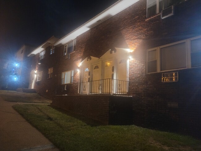 Photo - 118 East 24th St Apartments