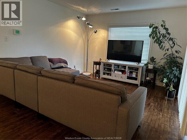 Photo - 1535 Grand Marais Rd W