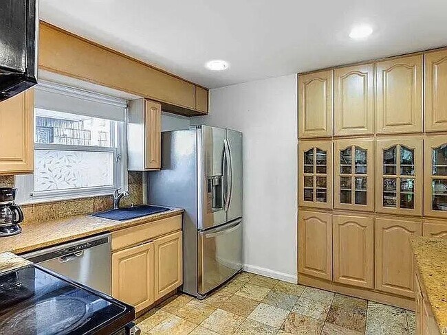 Photo - 57-75-75 Cloverdale Blvd