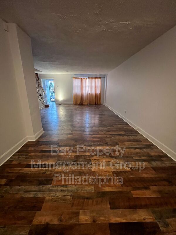 Photo - 7512 Woodbine Ave