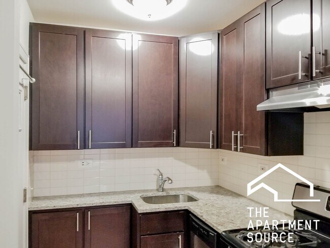 Building Photo - 516 W Cornelia Ave Unit 120