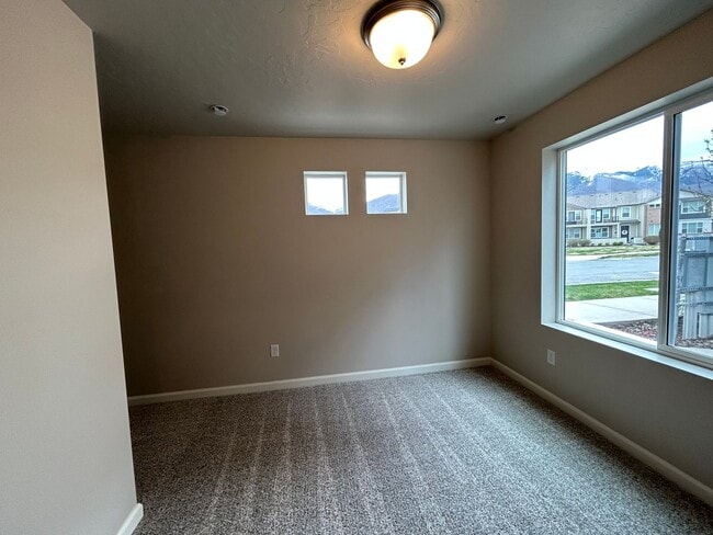 Photo - 3 Bedroom 3 Bathroom Home in Farmington Utah!